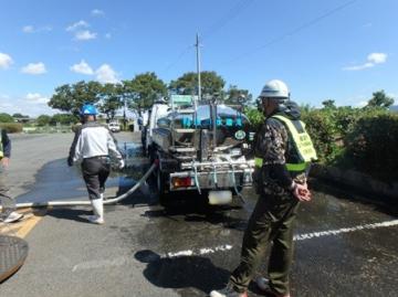 1_耐震貯水槽の消火栓より給水車に給水(有圧状況)